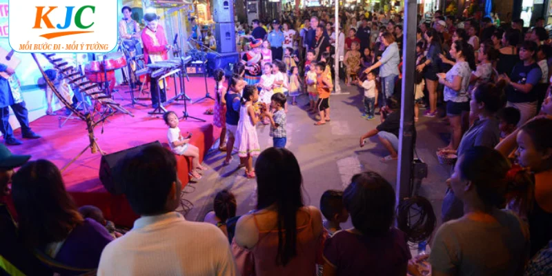 Hoạt động nổi bật của sự kiện 1000 phần quà tặng tại phố đi bộ